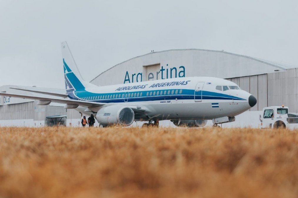 Con motivo de sus 70 años, Aerolíneas Argentinas presenta un avión con diseño retro