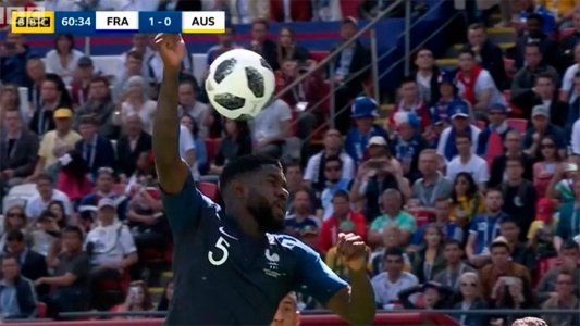 Australia empató con un insólito penal concedido por Umtiti
