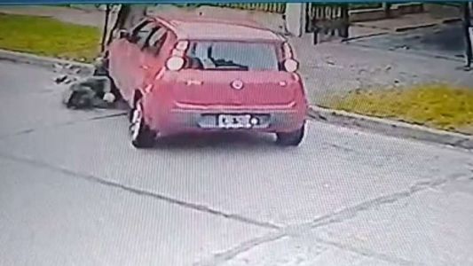 Video: un ladrón le robó el auto y le pasó por encima con las dos ruedas