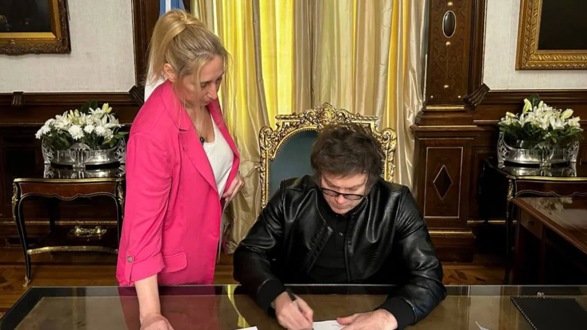 El presidente Javier Milei al momento de firmar la carta destinada al papa Francisco para que visite la Argentina (Foto: X Javier Milei).