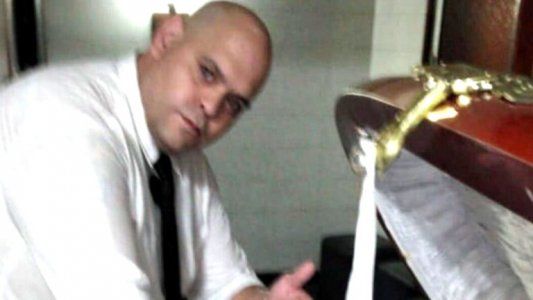 Se entregó el hombre que se retrató con el cuerpo de Diego Maradona