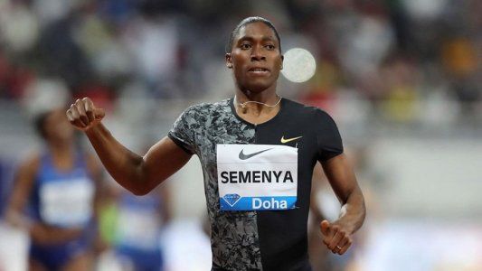 Caster Semenya, la atleta sudafricana obligada a medicarse para competir, respondió al fallo con un categórico triunfo