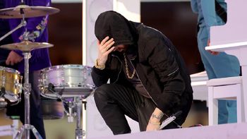 Polémica: qué significa el gesto que Eminem hizo en su presentación del Super Bowl