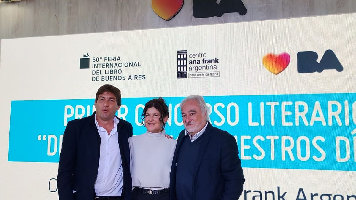 De izquierda a derecha, el director de Promoci&oacute;n del libro, Bibliotecas y Cultura de la Ciudad, Javier Mart&iacute;nez;&nbsp;la ministra de Cultura de la Ciudad, Gabriela Ricardes; y el director del Centro Ana Frank, H&eacute;ctor Shalom.&nbsp;&nbsp;