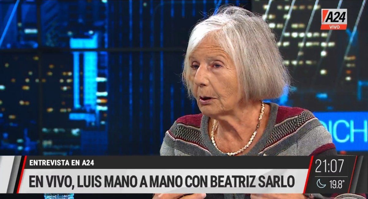 Beatriz Sarlo habló después de las acusaciones de que le ofrecieron participar de una campaña de vacunación.