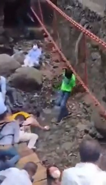 Impactante video: se cayó un puente colgante y dejó decenas de heridos