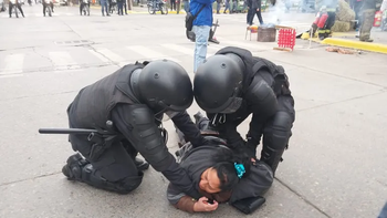 Tensión en la casa de Gobierno de Neuquén: desalojaron una protesta mapuche y detuvieron a 17 manifestantes