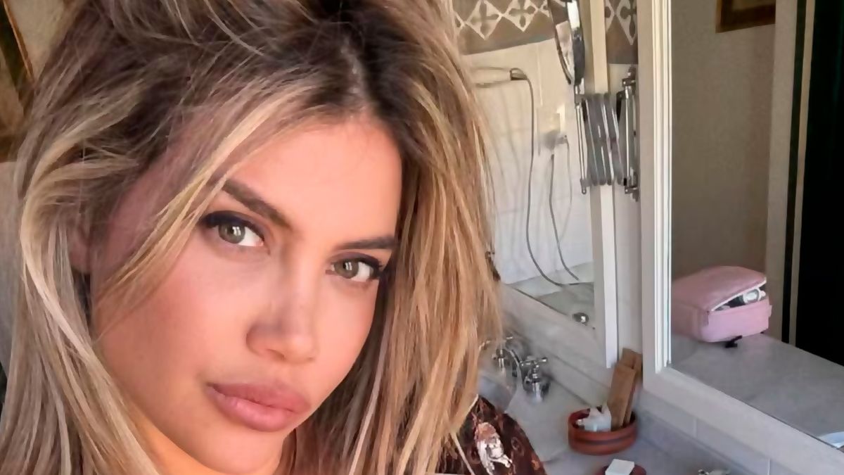 Video explosivo: la escena romántica de Wanda Nara con un misterioso hombre y un gesto suspicaz