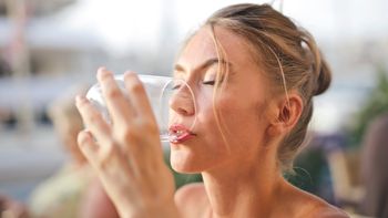 ¿Cuánto tomás por día? La importante de beber agua