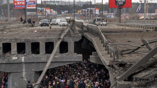 El gobierno de Ucrania confirmó la retirada de Rusia del norte del país
