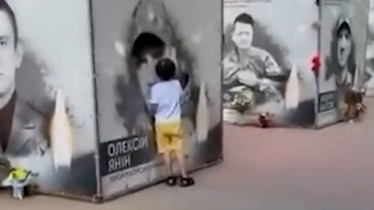 La emocionante imágen de un niño que perdió a su padre en la guerra en Ucrania (Foto: captura de TV)