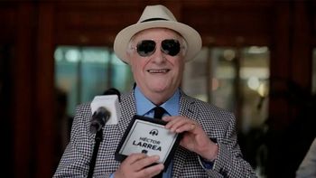 Héctor Larrea anunció su retiro de la radio a los 82 años