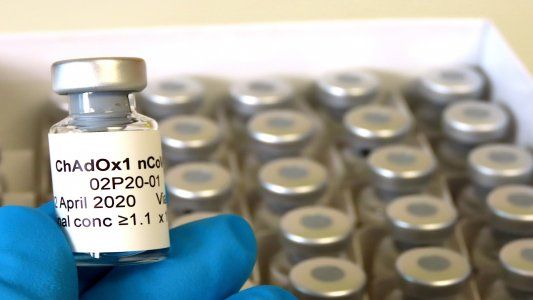 El Reino Unido aprobó la vacuna de Astra Zeneca, de la que Argentina ya elabora 150 millones de dosis