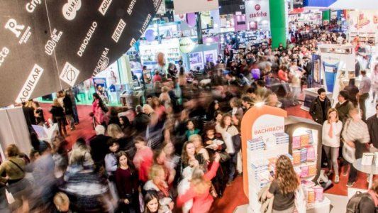 Feria del Libro: Vargas Llosa con Jorge Lanata, Víctor Hugo hablando de Maradona y un recital de música uruguaya