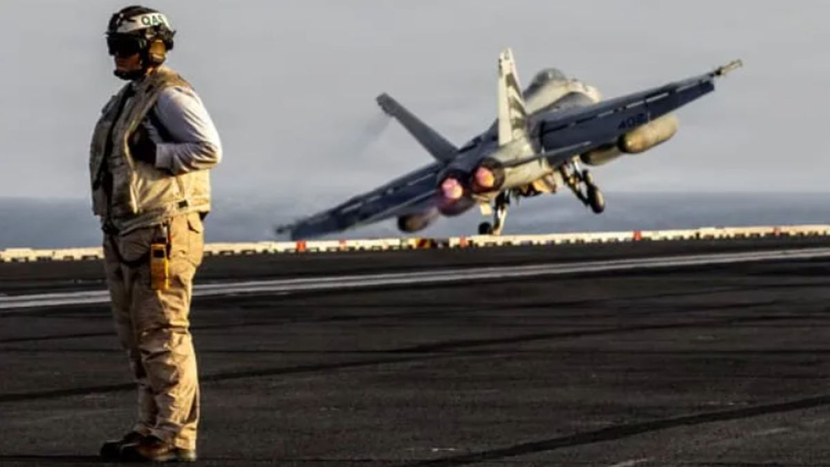 Despegue de un avión desde una nave de los EE.UU. en el golfo de Omán. (foto: Reuters)