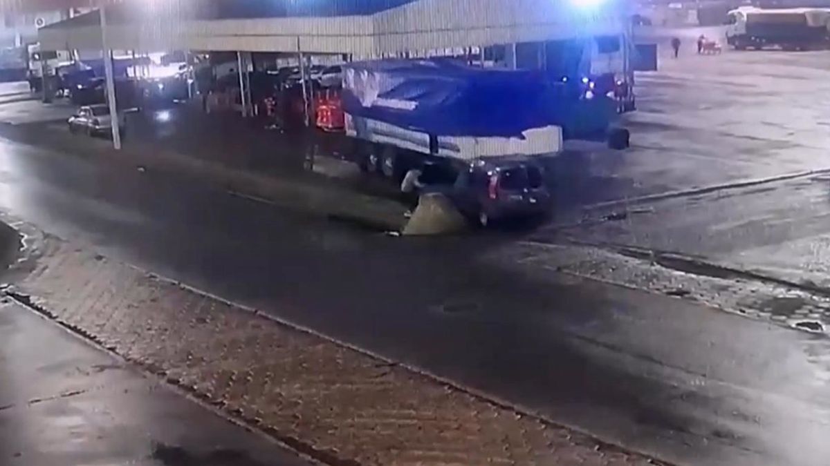 Tragedia en el Mercado Central: una mujer murió aplastada por un acoplado. (Foto: captura de video)