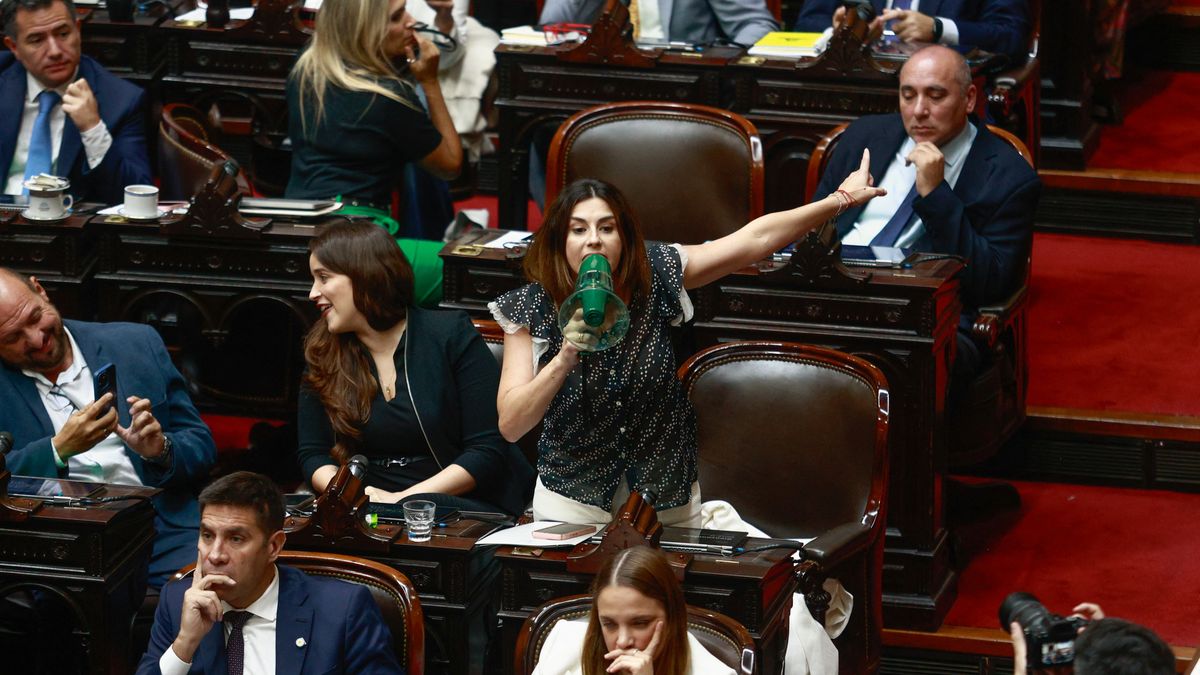 Pagano le reprocha por megáfono al presidente de la Cámara de Diputados (Foto: Reuters)