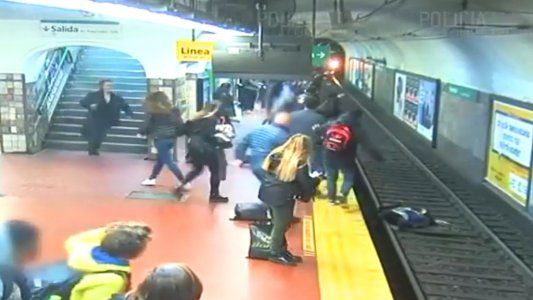 Impactante video: un hombre se desvaneció y empujó a una mujer a las vías del subte que se salvó de milagro
