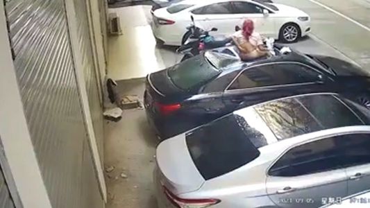 Video: tenía sexo en el balcón, se resbaló y cayó sobre un auto