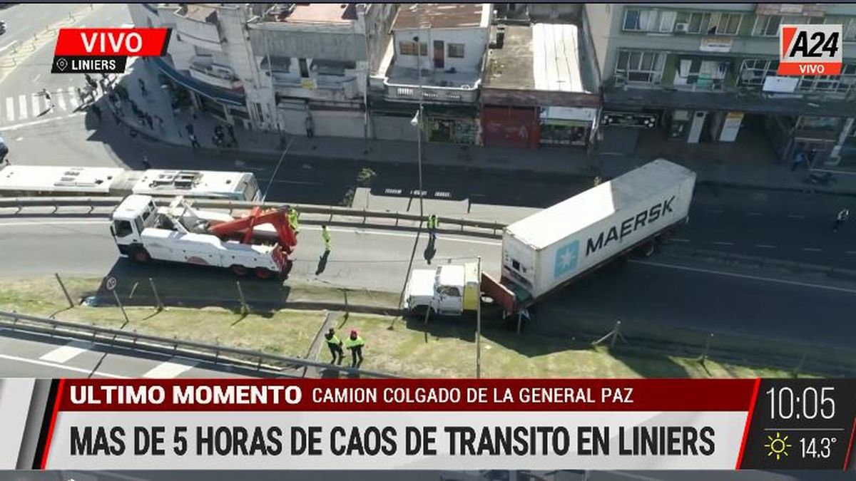 Liniers: así quedó colgado un camión en la av. General Paz. (Captura de Tv)