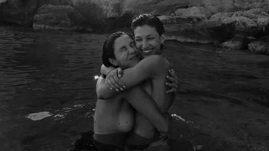 Úrsula Corberó, abrazo y topless con una amiga en el agua