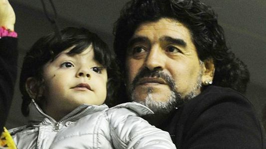 La foto de Diego Maradona jugando a la pelota con su nieto Benjamín