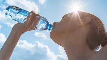 Un estudio reveló cuánta agua necesitas para prevenir un ACV