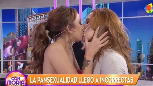 Nai Awada y Agustina Kämpfer, a puro beso: Vamos a enseñarles cómo se hace