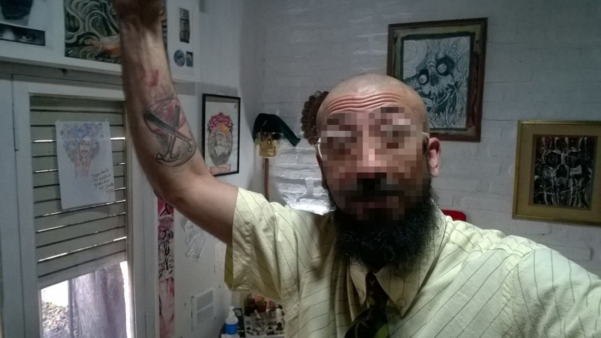 Detuvieron a un hombre acusado de asesinar y enterrar a su abuelo en el patio de su casa