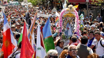 Miles de jóvenes de todo el país caminan al Santuario de Luján