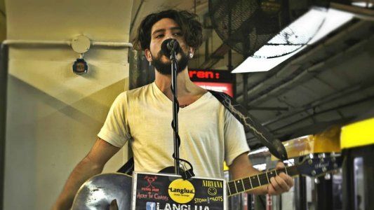 La voz que hace vibrar al subte porteño: la historia de Lucas, el músico callejero que canta igual a Eddie Vedder