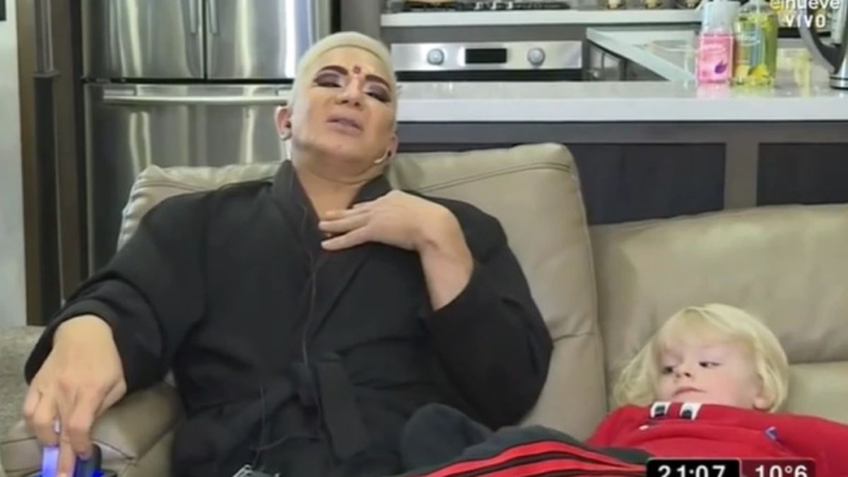 El sill&oacute;n inteligente del motorhome de Flavio Mendoza funciona a control remoto, donde descansa haci&eacute;ndose masajes en sus tiempos libres en medio de la gira del Circo del &Aacute;nima.&nbsp;