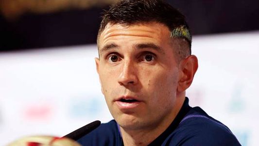 Escándalo en Inglaterra con el Dibu Martínez: los motivos por los que no jugó el partido de su club