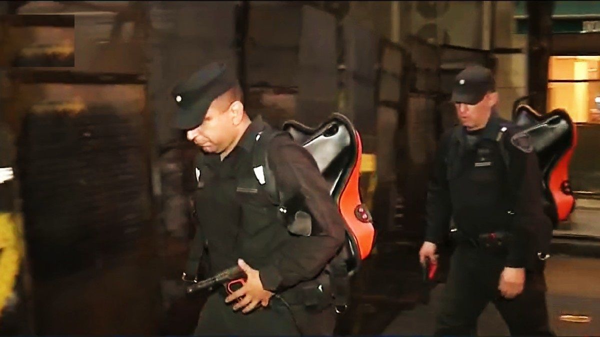 Efectivos policiales en la cuadra donde vive Cristina Kirchner. Foto: captura de Tv.&nbsp;