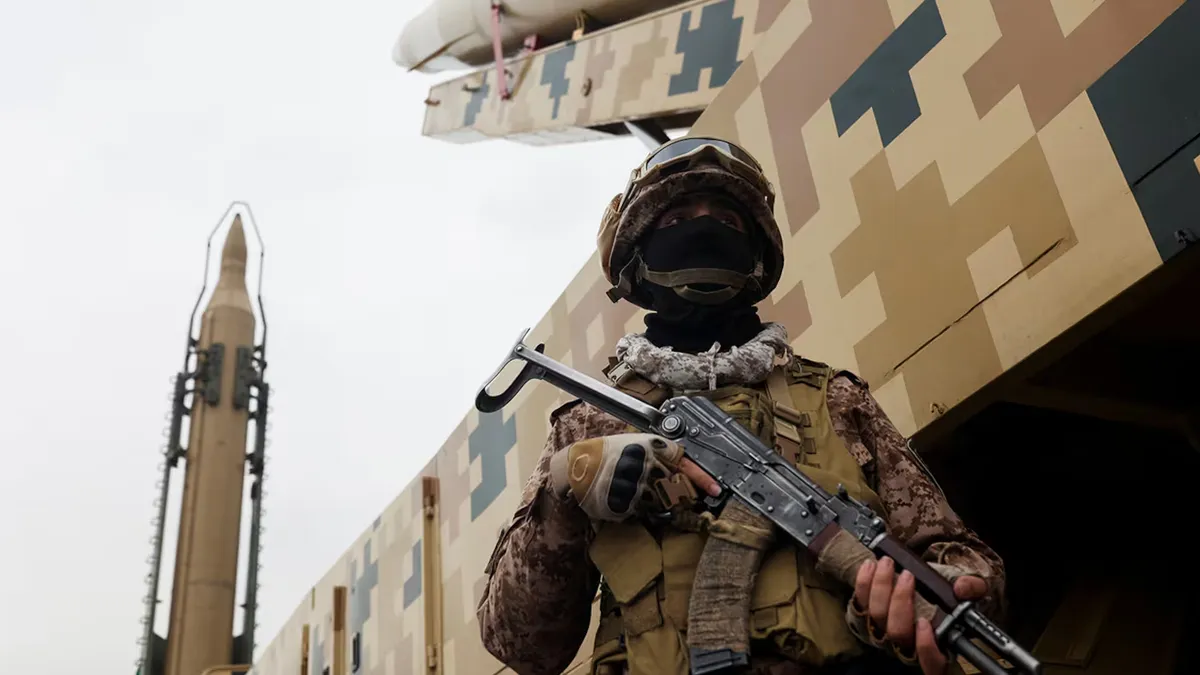 Un soldado iran&iacute; posa junto a un misil durante una manifestaci&oacute;n con motivo del D&iacute;a de Quds, o D&iacute;a de Jerusal&eacute;n.&nbsp;