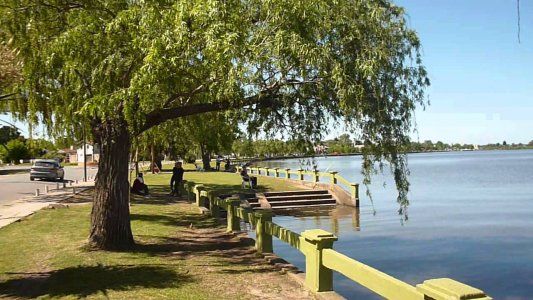 Denuncian que un meganegocio inmobiliario intenta cerrar la Laguna de Monte