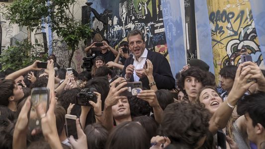 Sergio Massa cerró su campaña junto a estudiantes del Carlos Pellegrini