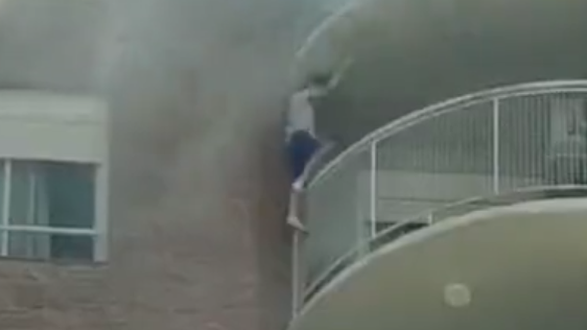 Tigre: un nene se colgó del balcón de un piso 13 para no ser alcanzado por un incendio en Tigre. (Captura)