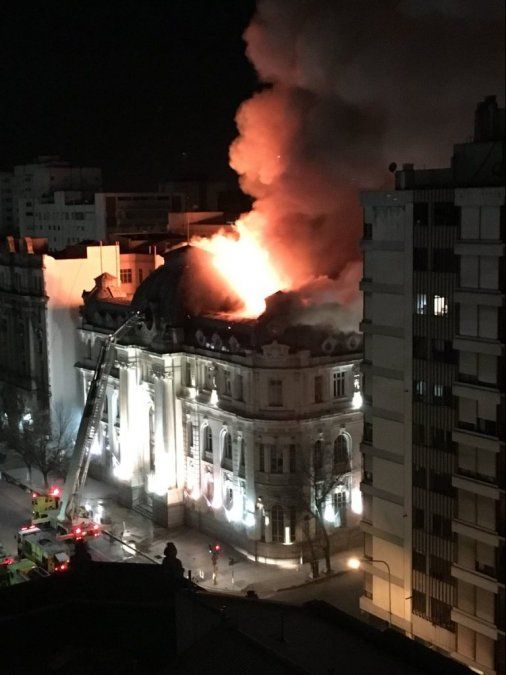 Las impresionantes imágenes del incendio en el Banco Nación de Bahía Blanca