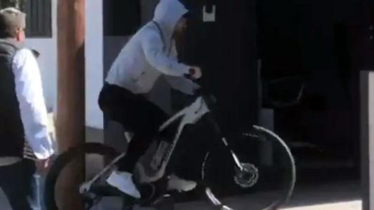 Messi paseó en bicicleta por Barcelona camuflado, lo descubrieron y el video se hizo viral