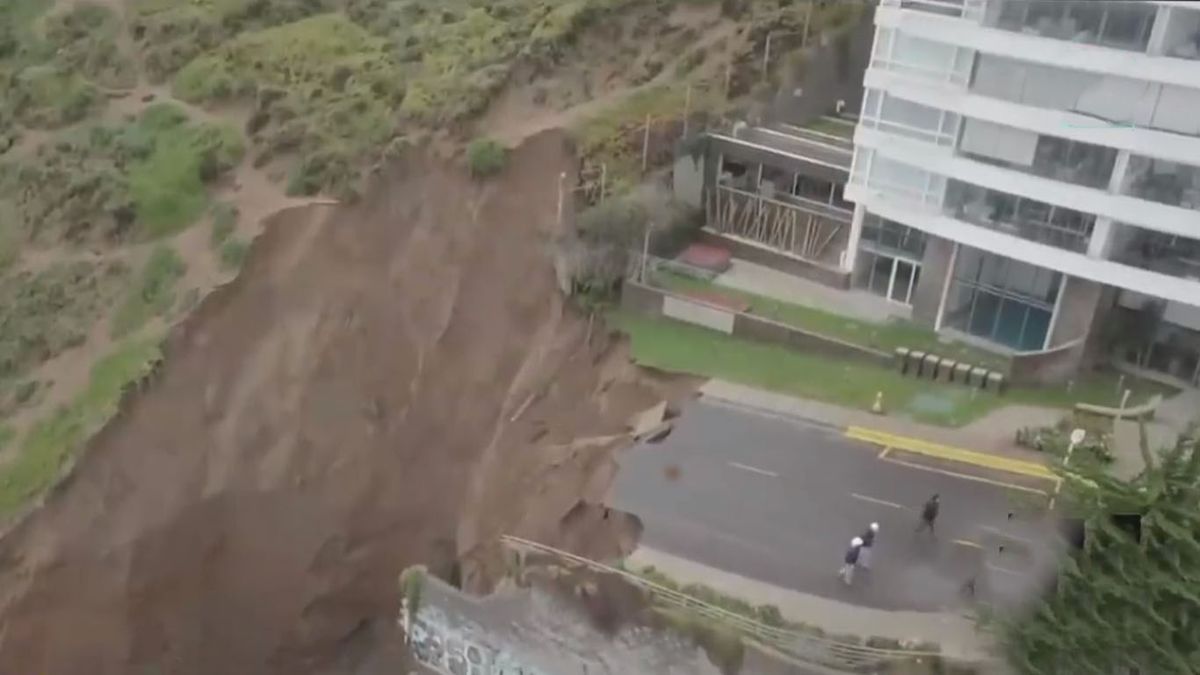 Una vista aérea muestra la peligrosa proximidad del edificio al socavón que causó el desmoronamiento de tierra. (Foto: Captura de TV)