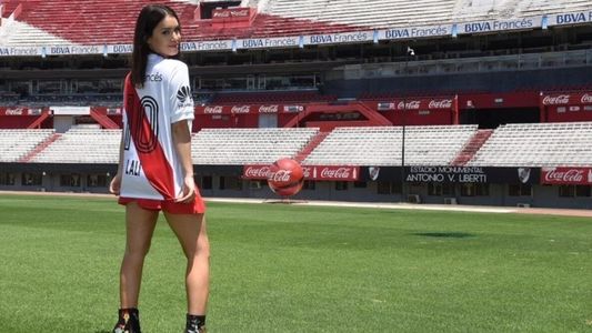 Lali Espósito posó con la camiseta de River por una causa solidaria