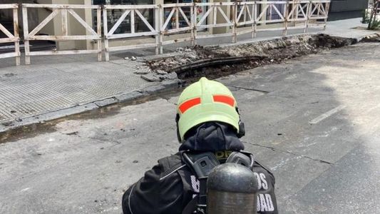 Escape de gas: evacuaron una escuela y edificios tras la rotura de un caño durante una obra