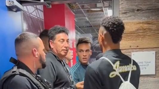 Un futbolista de Jamaica fue al vestuario de la Selección Argentina, pidió una camiseta y se la negaron