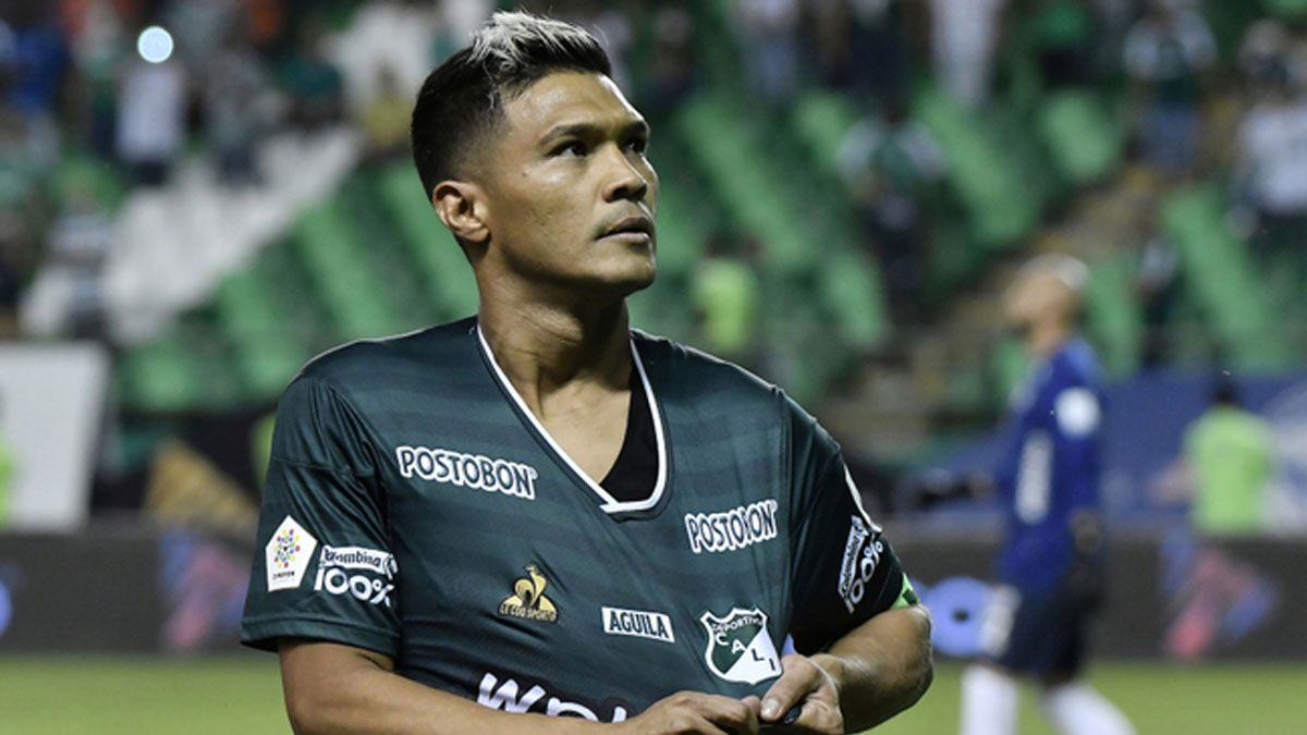 ¡Terrible! El polémico cruce de Teo Gutiérrez y Miguel Borja en pleno partido