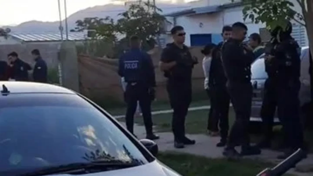 El lugar del hecho. La Policia trata de identificar a quienes tomaron la juscticia por mano propia. (Foto: ADNSUR)