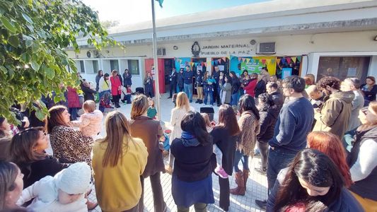 Emotiva protesta con un abrazo simbólico en defensa de los Jardines del Poder Judicial bonaerense