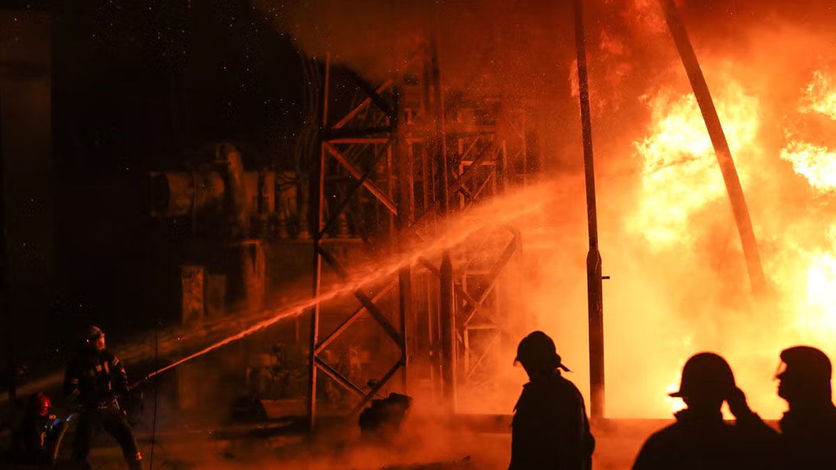 Bomberos combaten el fuego provocado en silos en el puerto de Odesa por el bombardeo continuo de Rusia (Foto: gentileza The Independent).