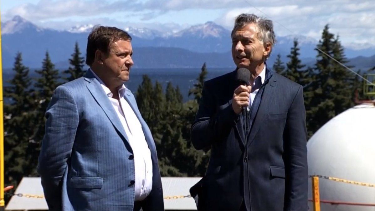 En un impasse de sus vacaciones, Macri se mostró con Weretilneck, habló de pobreza y no de las tarifas