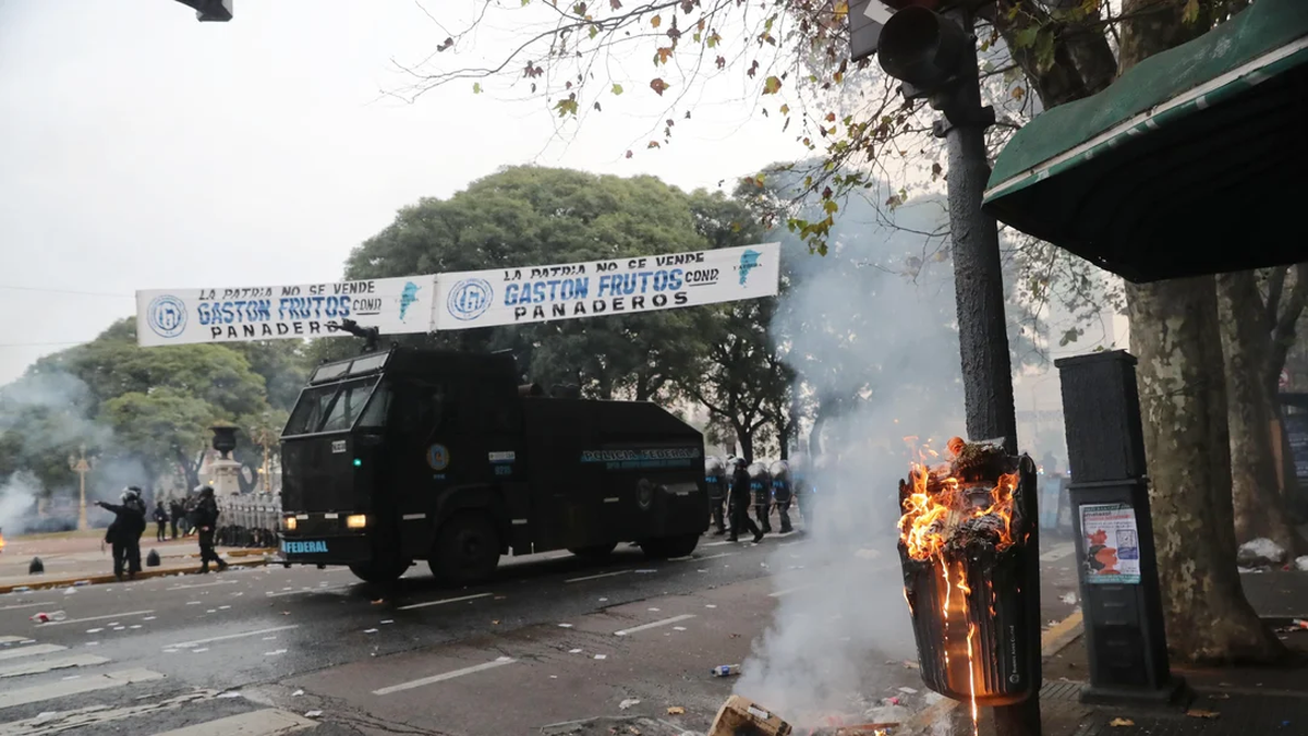 Se estima que el costo está asociado entre reparaciones e higiene urbana. (Foto: NA)